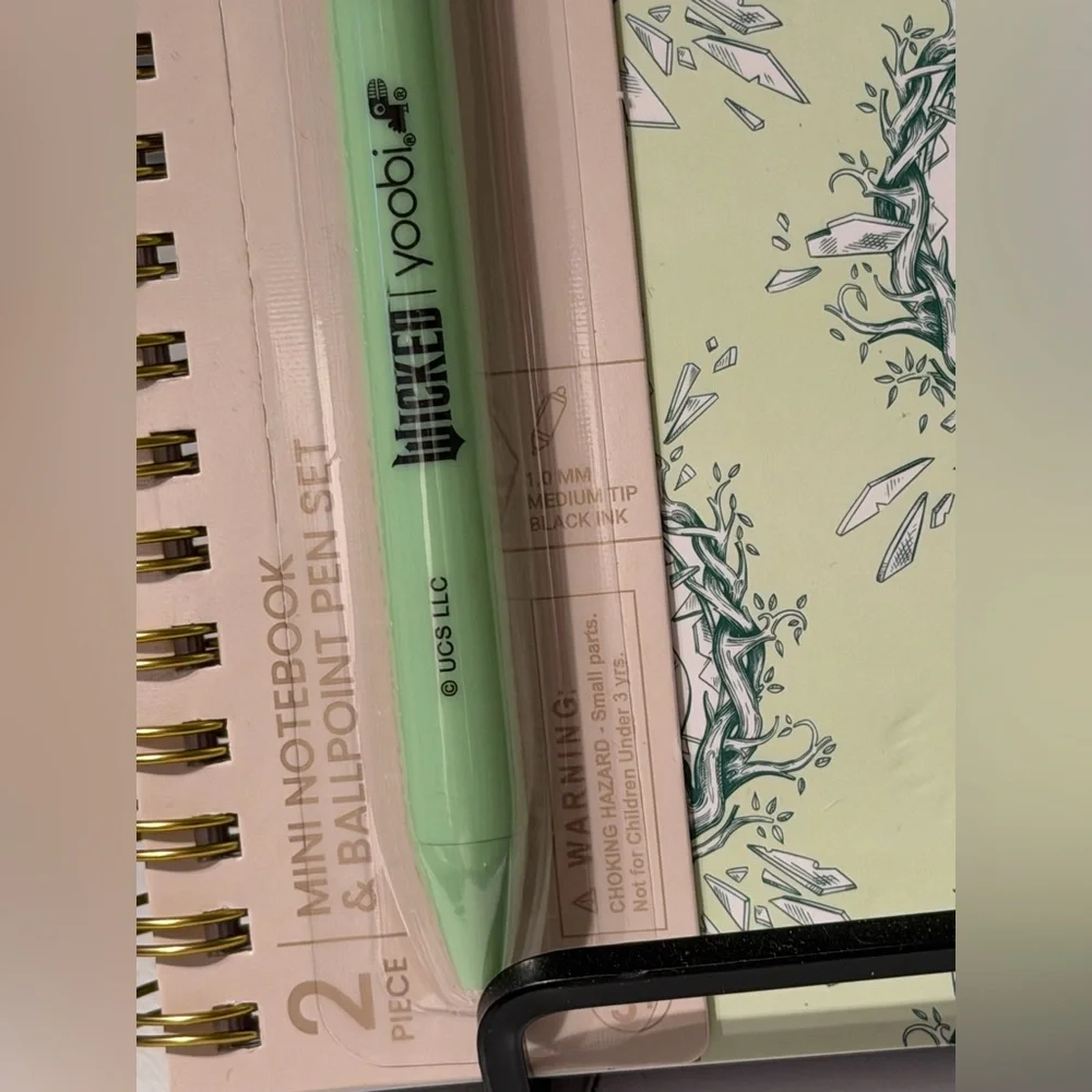 Yoobi Light Green Wicked Elphaba Notebook and Pen Set New